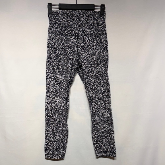 Lululemon Align High-Rise Crop 23" Venture Floral Alpine White Black Size 4 - Picture 2 of 9